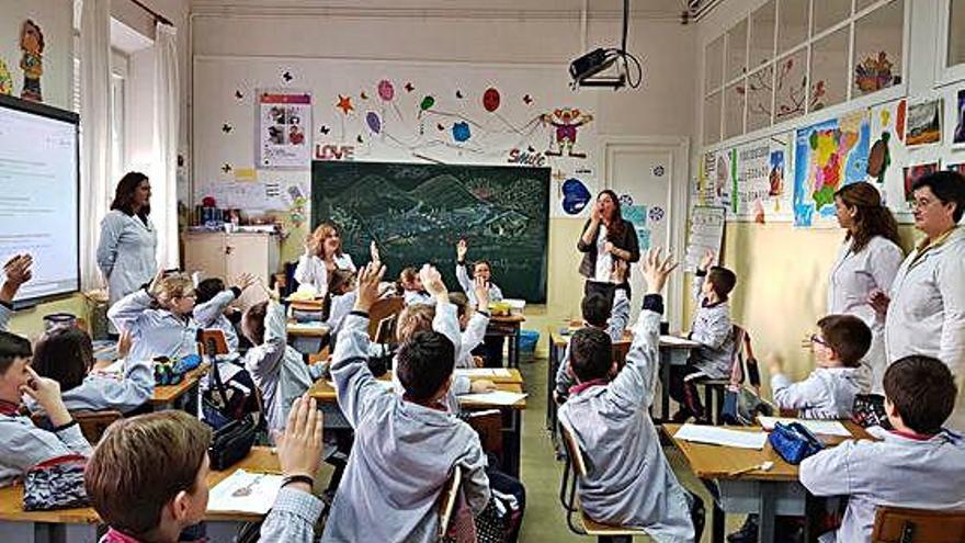 Carmen Álvarez, Nicolás Esmorís, Laura Vega, Verónica de Anta y el profesorado del Colegio San José de Zamora (arriba) con los alumnos en uno de los talleres del proyecto que se desarrolló en el centro educativo.