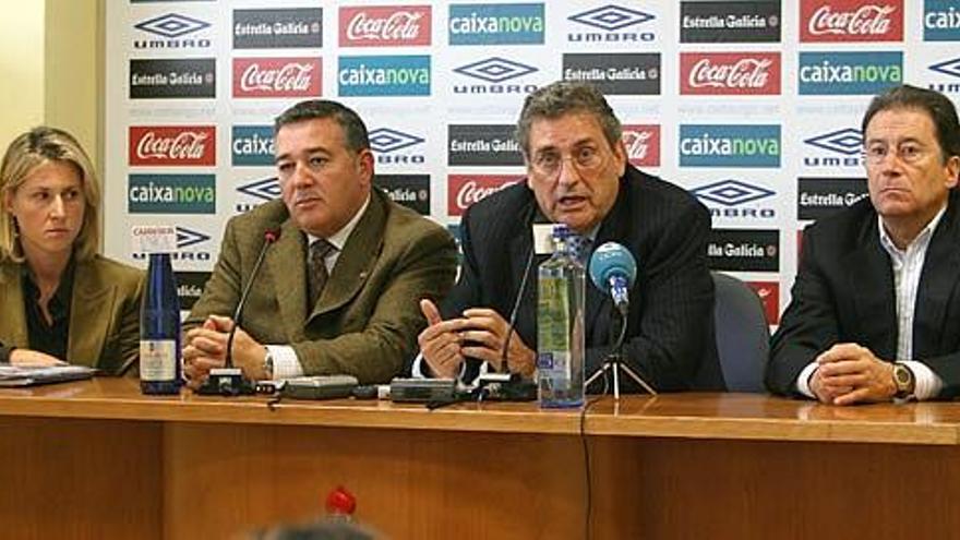 Carlos Mouriño, en el centro, durante una rueda de prensa en la que explicó la situación financiera del club hace unos meses.