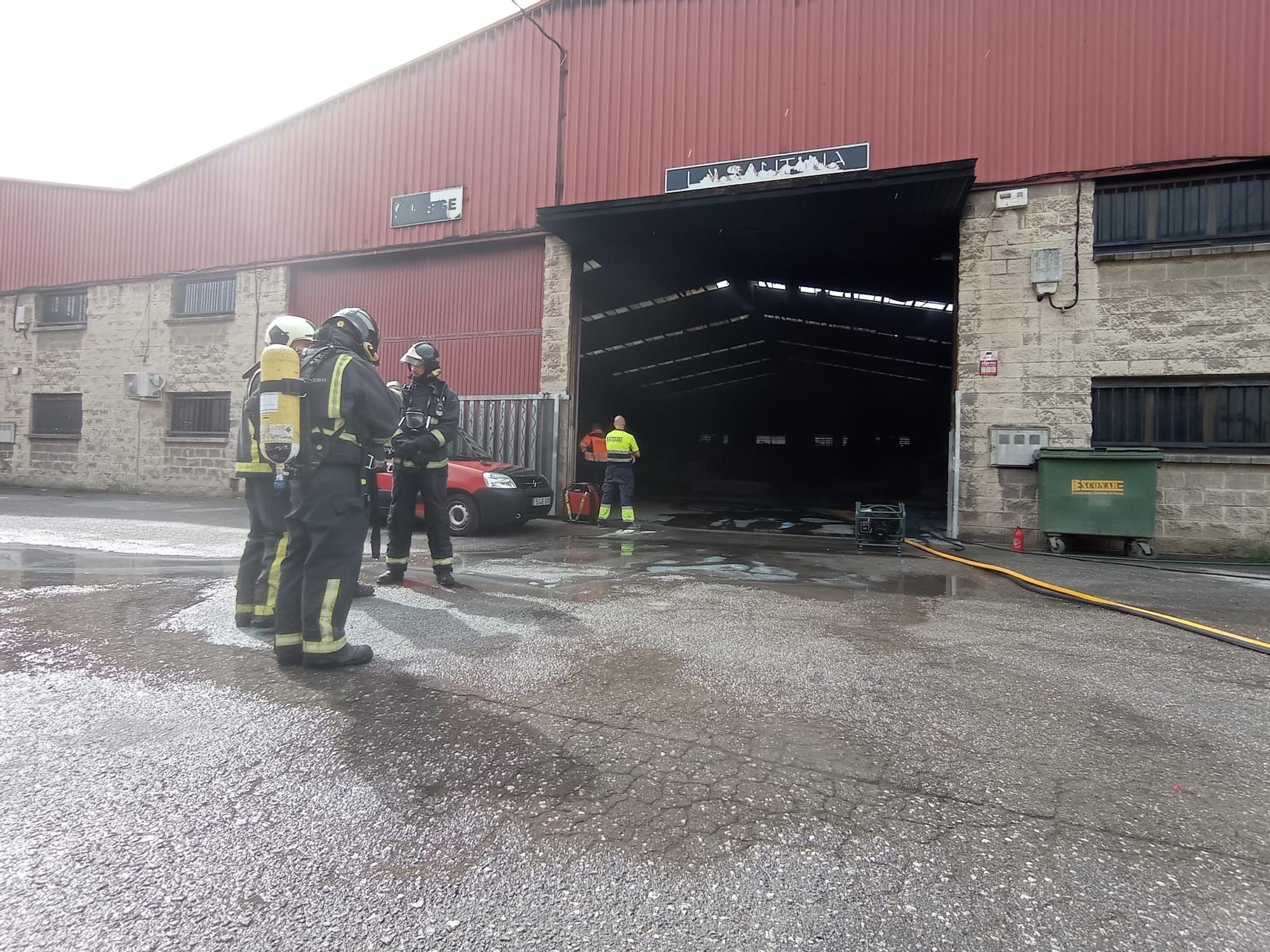 Así fue el incendio en una nave de una empresa de construcción en Meres (Siero)