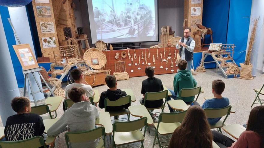 A exposición “Tecendo redes” achega as artes de pesca tradicionais ao Cova Terreña