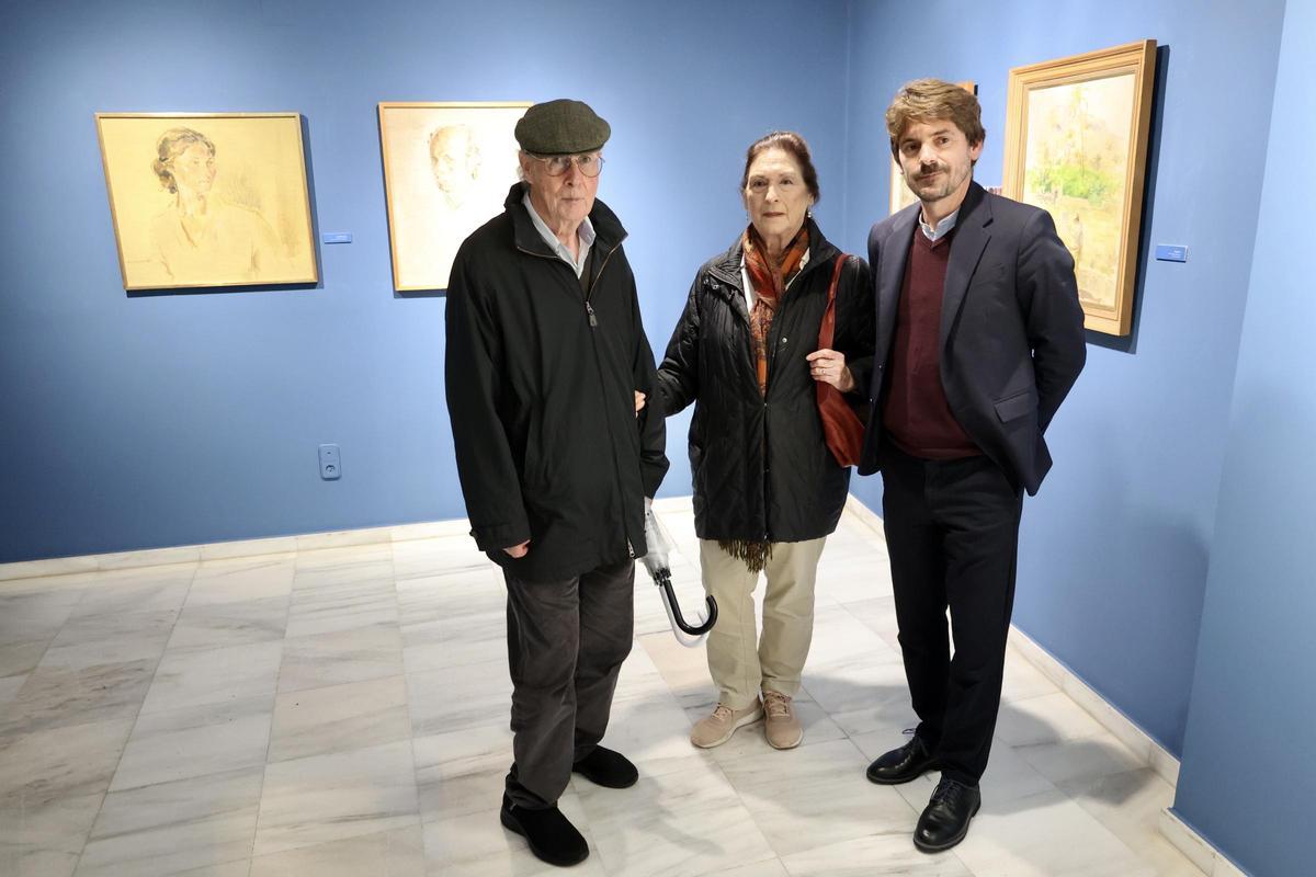 Pedro Serna junto a su mujer, Isabel González y el director del Museo Ramón Gaya, Rafael Fuster, en la inauguración de la muestra