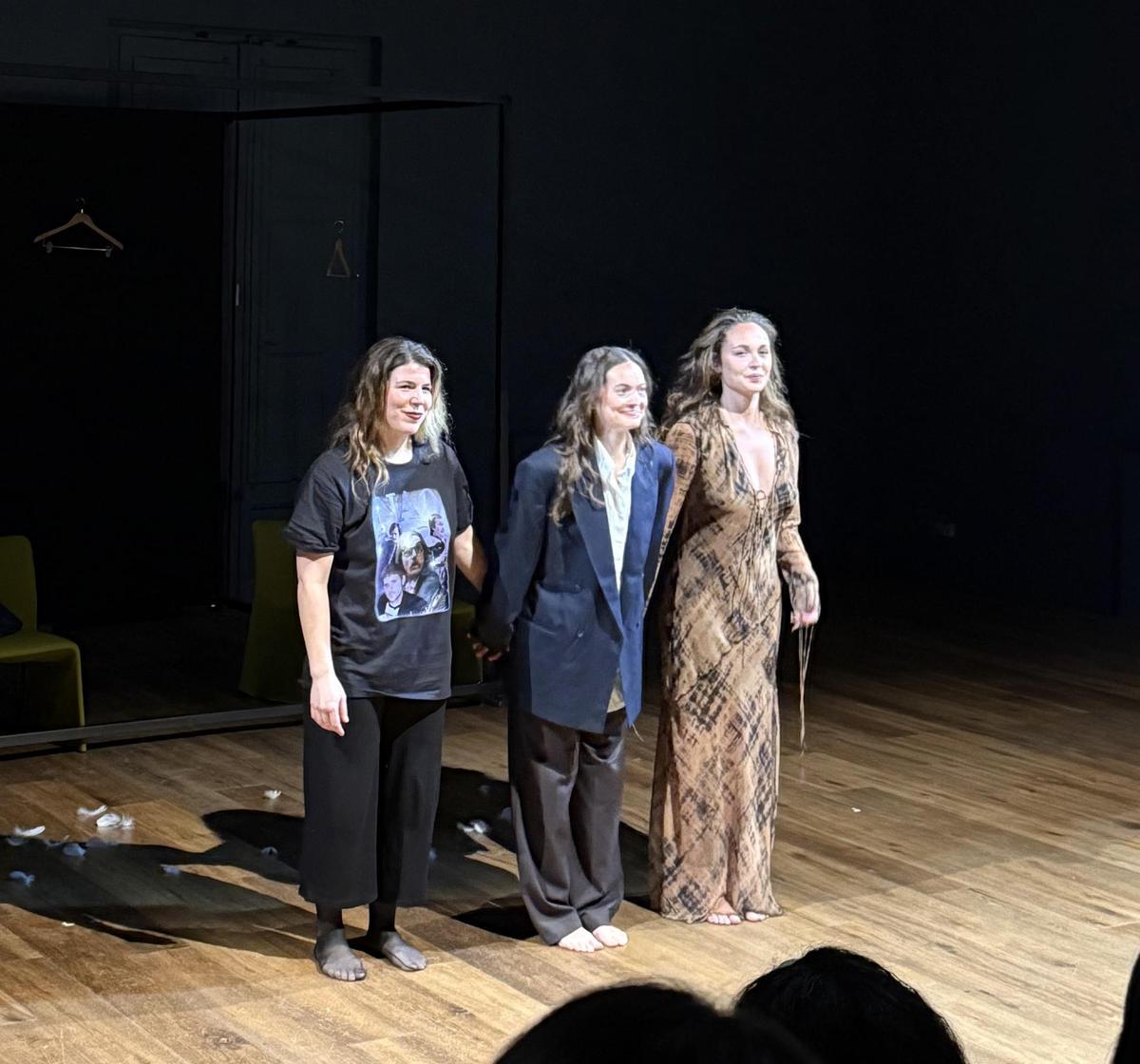 Ale Lacourt, Lola Silva y Caterina Mengs tras interpretar ‘Perfect ass’.