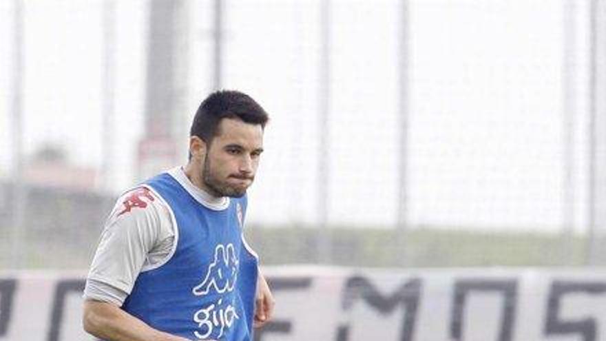 Isma López golpea el balón durante el entrenamiento de ayer en Mareo.