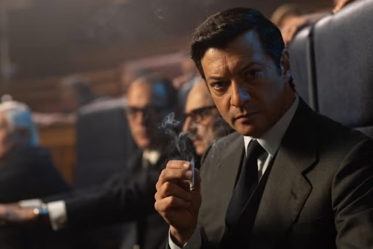 Para dar vida a Adolfo Suárez, Álvaro Morte rodó sus escenas con una imponente nariz prostética pegada al rostro.