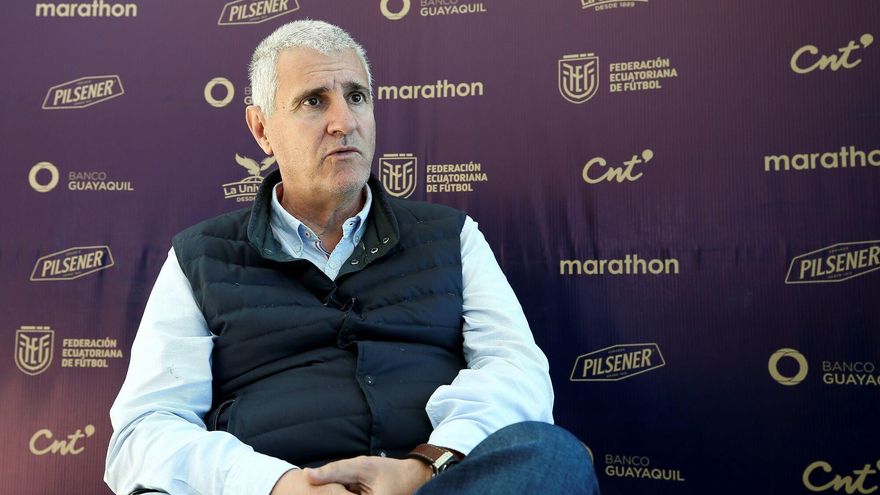 El director deportivo de la Federación Ecuatoriana de fútbol, Antonio Cordón, habla durante una entrevista a Efe, este viernes en la casa de la selección de fútbol, en Quito (Ecuador).
