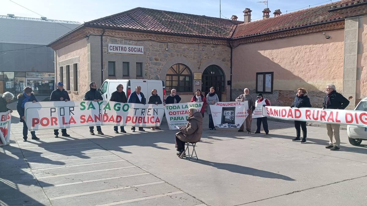 Concentración por una sanidad rural pública digna en Sayago.
