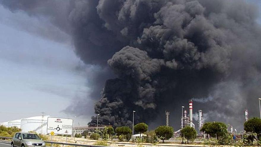 El incendio en la refinería causó una gran columna de humo visible en toda la zona. / efe