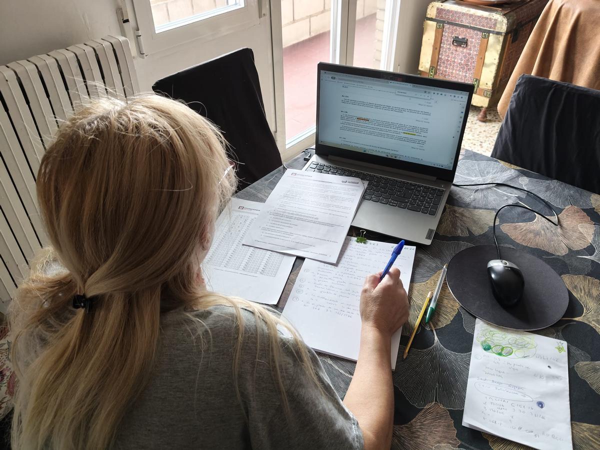 M. R. estudiando en su casa.