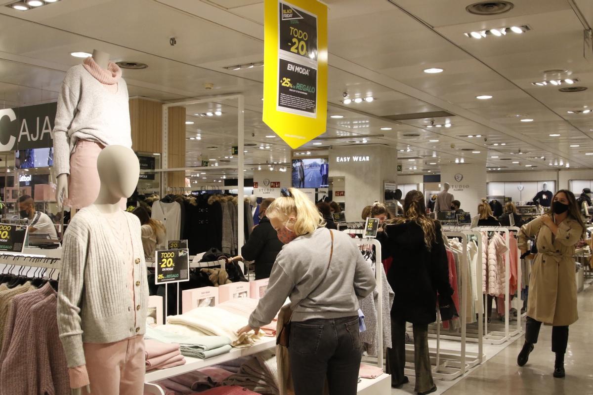 Clientes observan los artículos a la venta en El Corte Inglés.