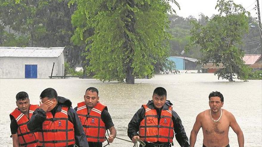 Las inundaciones de Nepal atrapan en el país a 69 turistas españoles