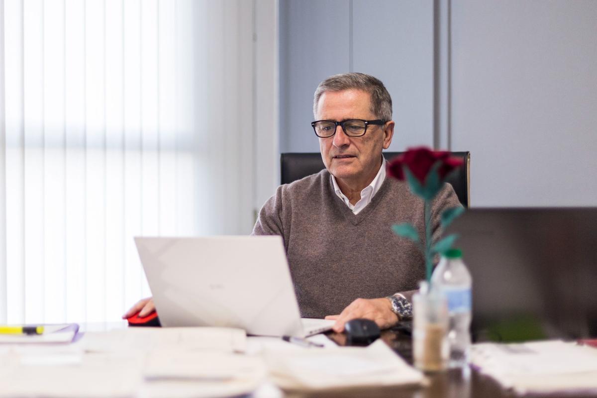 Salvador Gregori, en su despacho del Edifici Mercat de Gandia.