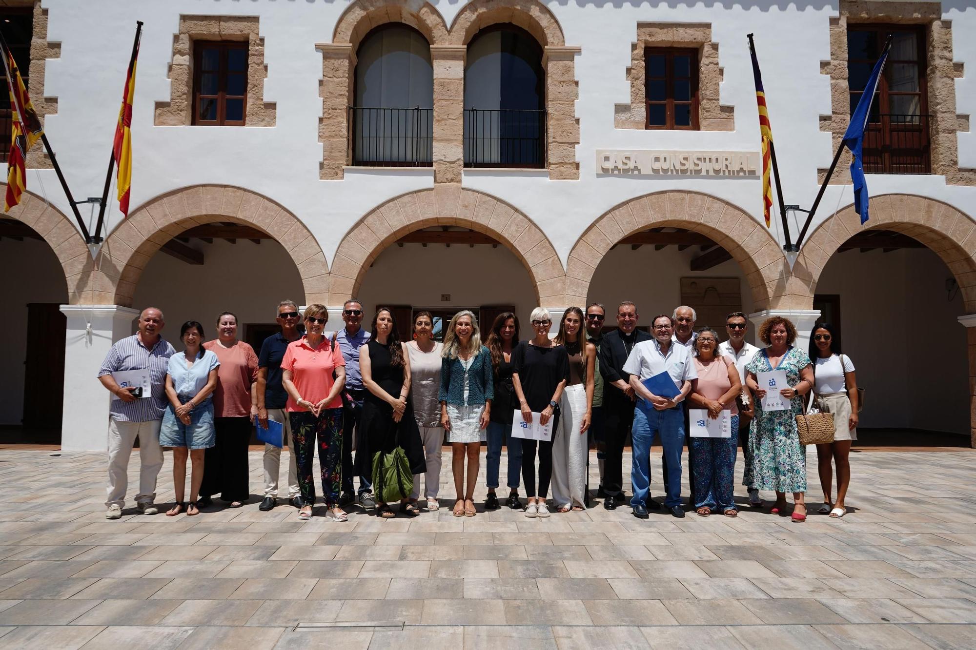 Foto de familia de los representantes de las asociaciones que han recibido una aportación