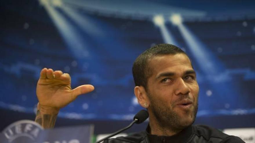 Dani Alves en una rueda de Prensa