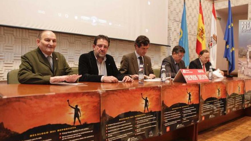 Por la izquierda, Juan Quirós, Ramón del Río, Rafael Felgueroso, Patxi Perurena y Manuel Fonseca, durante la presentación de los premios «Delfos».