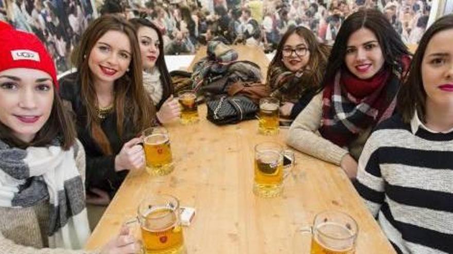 LOS DIFERENTES EMPLAZAMIENTOS contaron con un gran número de asistentes.y Gran ambiente en la carpa de cerveza. Las gaitas llenaron de buen ambiente el centro asturiano.El Mesón del Vino contón con mucha afluencia de gente.La sidra y los productos asturianos llenaron la plaza Tetuán. f acf