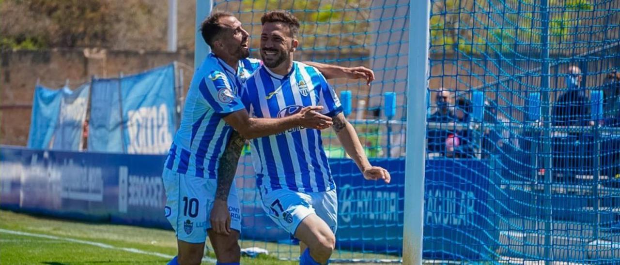 Canario abraza a Dioni en la celebración del tanto del Atlético Baleares.