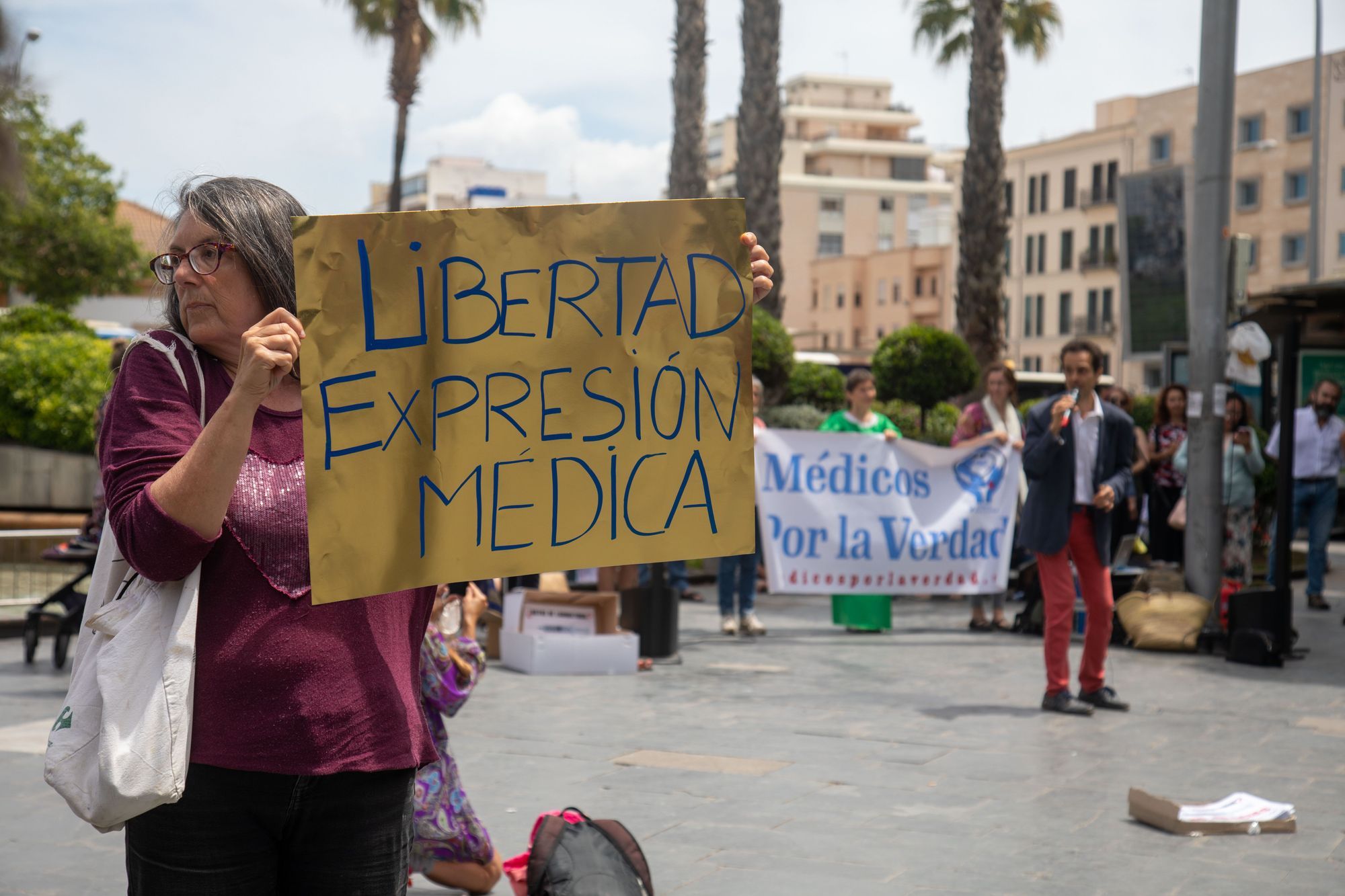 El médico negacionista de Formentera, en una manifestación antivacunas en Palma
