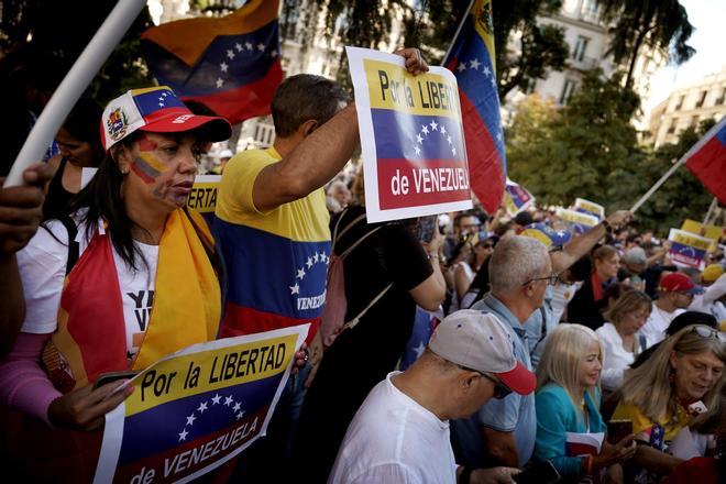 Concentración de apoyo al venezolano Edmundo González frente al Congreso de los Diputados.