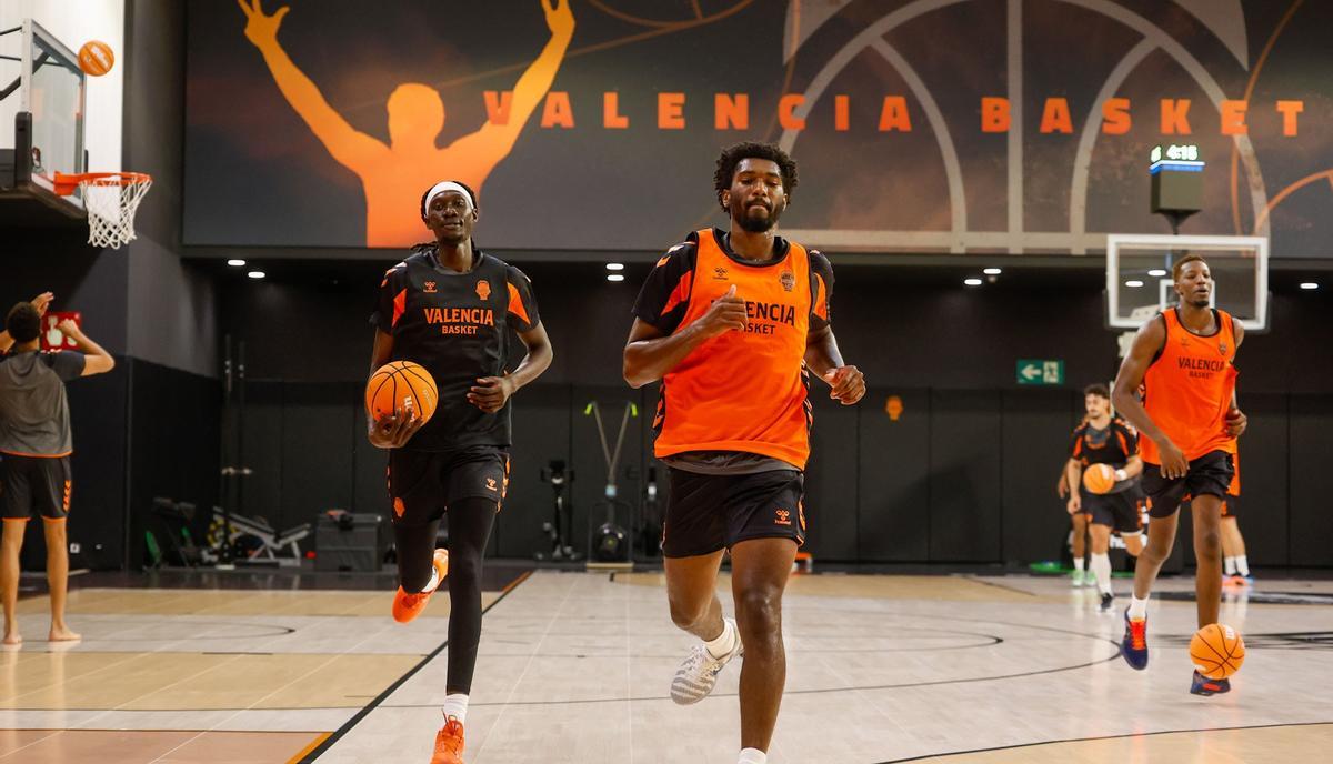 Armoni Brooks y Mo Gueye, en su primer entrenamiento con el Valencia Basket.