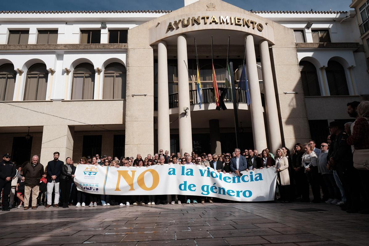Concentración y minuto de silencio por el asesinato de una mujer de 60 años a manos de su ex pareja en Rincón de la Victoria