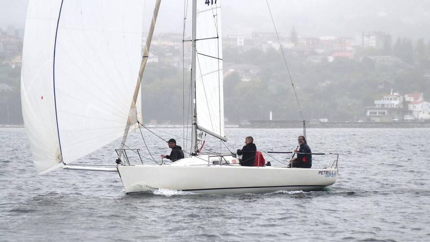 El barco vencedor, en la regata.