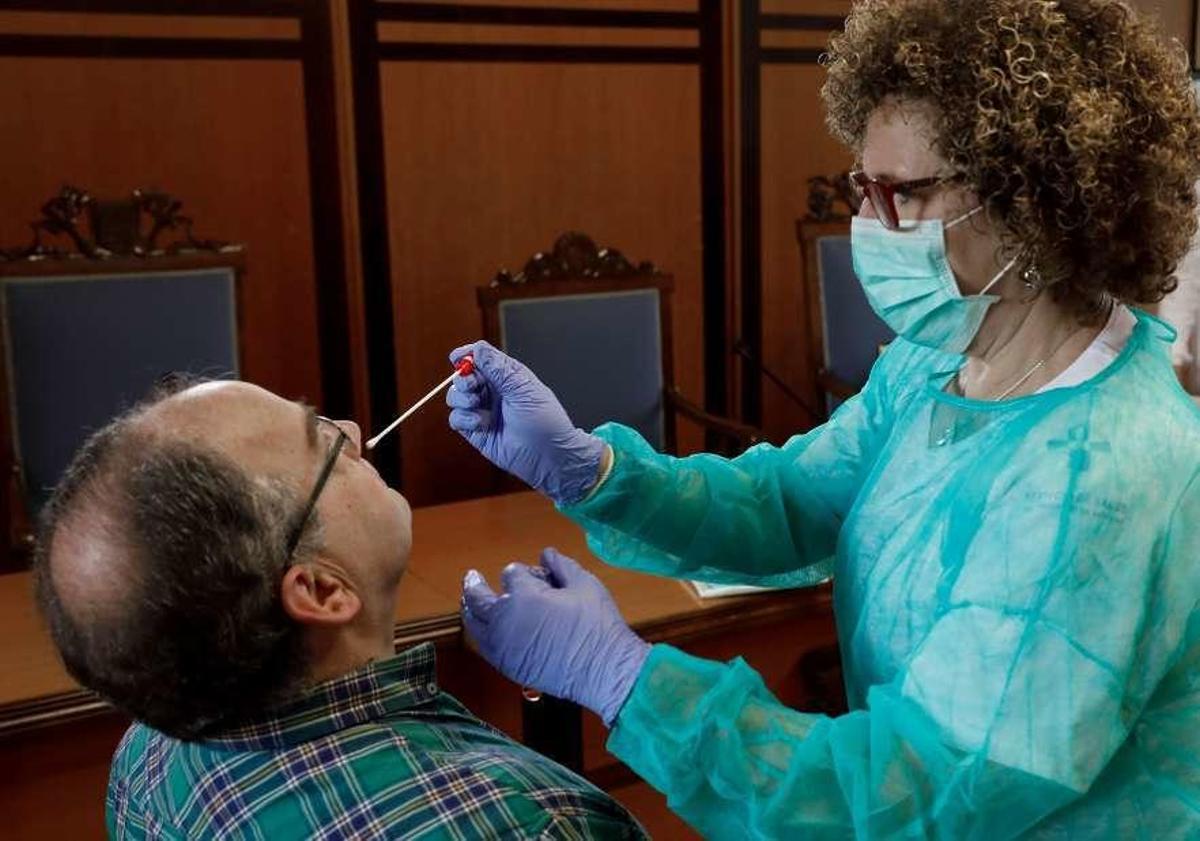 Una enfermera, recogiendo muestras en San Martín del Rey Aurelio.