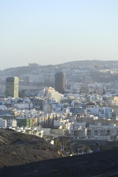 13-01-19 LAS PALMAS DE GRAN CANARIA. EL SEBADAL, PUERTO Y BARRIO DE LAS COLORADAS. LAS PALMAS DE GRAN CANARIA. METEOROLOGIA. Calima desde El Sebadal, el pueto y el Barrio de Las Coloradas.  Fotos: Juan Castro.  | 13/01/2020 | Fotógrafo: Juan Carlos Castro