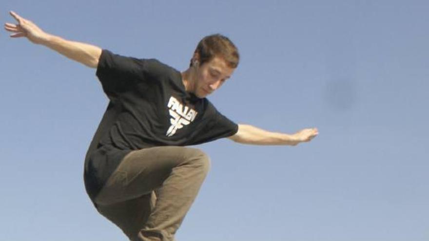 Un joven practicando skateboard en las pistas de La Aldehuela.