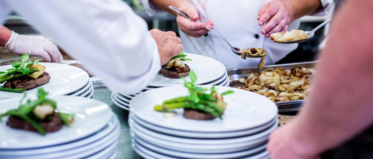 Cocineros en la cocina de un restaurante