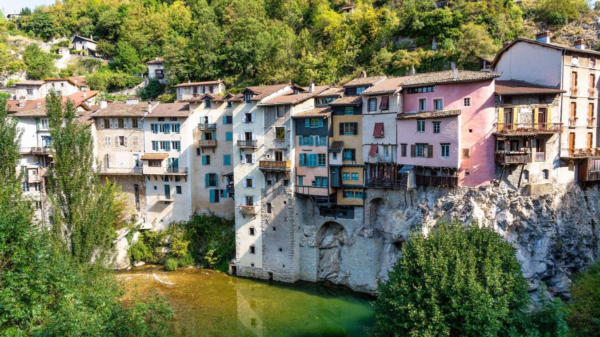 El parecido de este pueblo de Francia con las casas colgadas de Cuenca es razonable