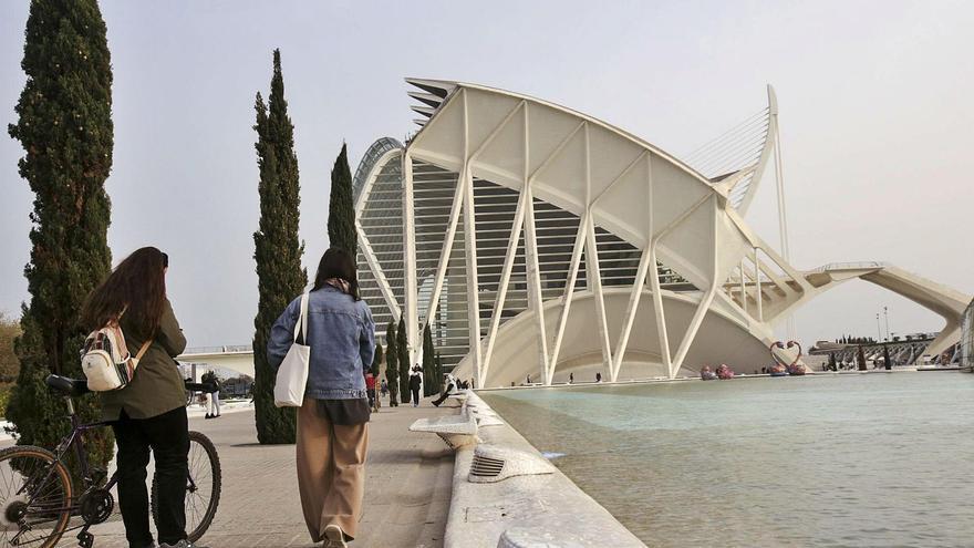 Dos jóvenes pasean en el
entorno de la Ciutat de les
Arts, ayer. eduardo ripoll