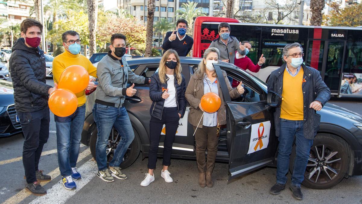 La protesta contra la ley Celaá llena de coches el centro de Alicante