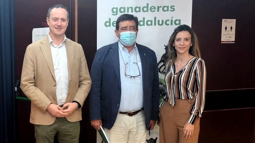 Vicente Pérez, junto a Lourdes Fuster y Juan Ramón Pérez, en las jornadas.