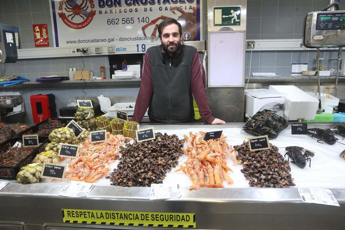 Cigalas a la venta en un puesto del mercado municipal de la plaza de Lugo.