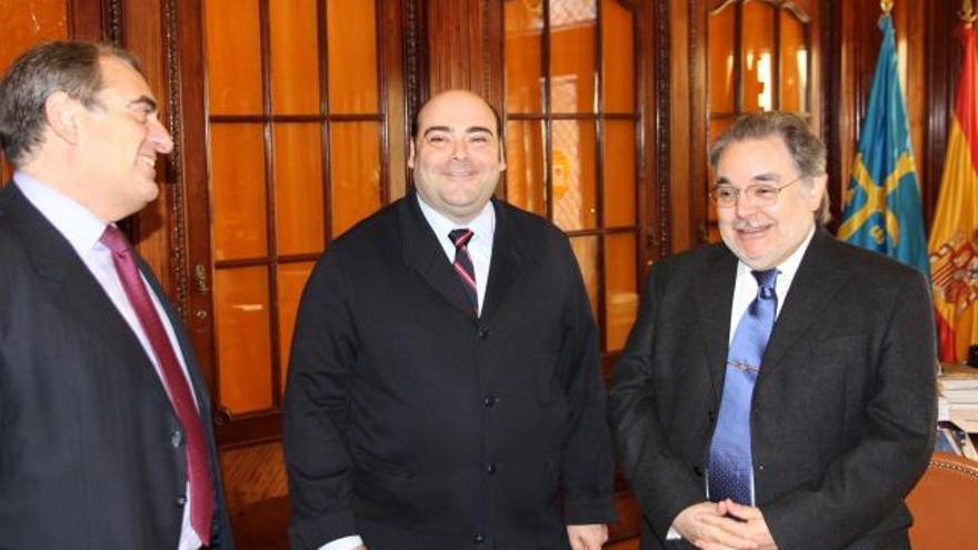 Agustín Iglesias Caunedo, entre Carlos González Abeledo, a la derecha, y Ramón García Cañal, ayer, en el Ayuntamiento.