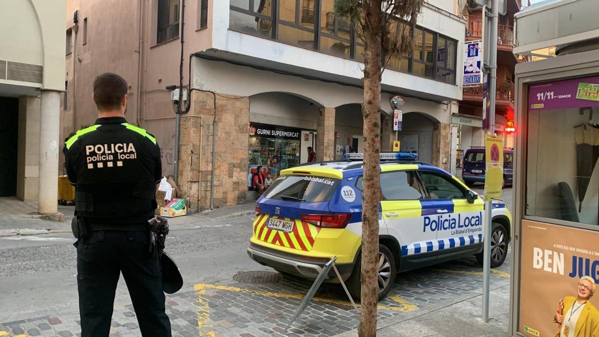 La Policia Local de la Bisbal fent vigilància.