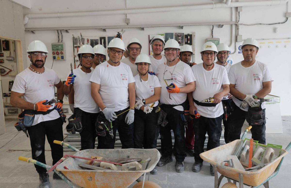 Mairelis y Wilfredo, segunda y cuarto por la izquierda, junto al resto de alumnos del curso de instalador de placa de yeso laminado y falsos techos que impulsa la Fundación Laboral de la Construcción.