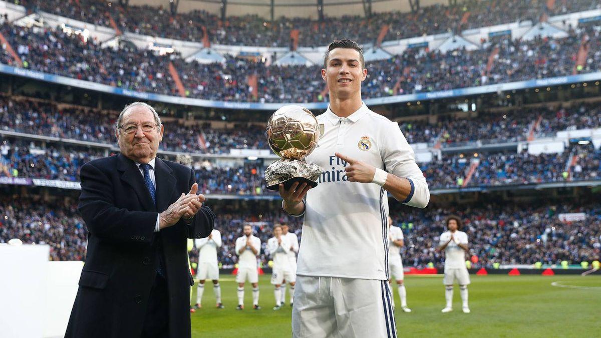 Paco Gento entregando el balón de oro a Cristiano Ronaldo Paco Gento entregando el balón de oro a Cristiano Ronaldo