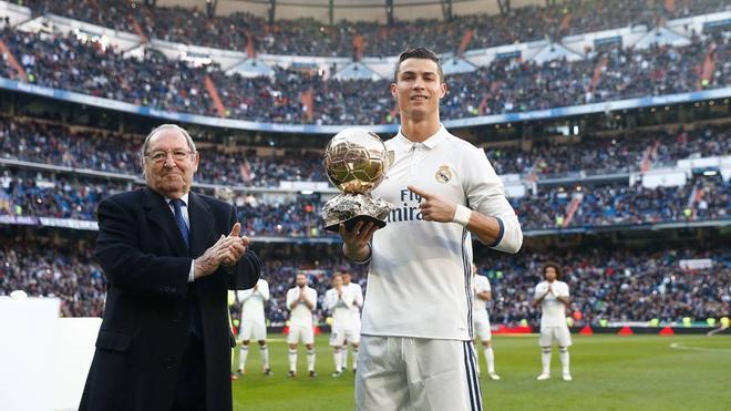 Paco Gento entregando el balón de oro a Cristiano Ronaldo