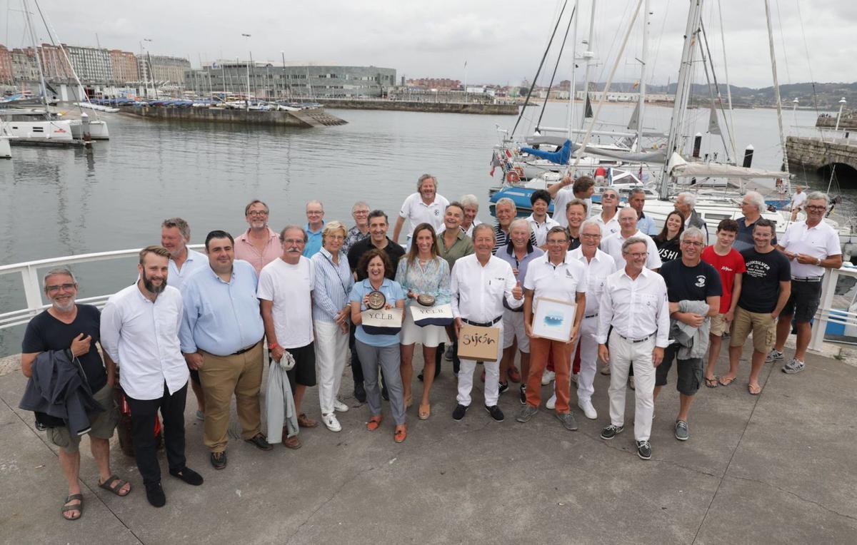 Participantes en la regata de hermanamiento tras intercambiar obsequios con las autoridades. | Juan Plaza