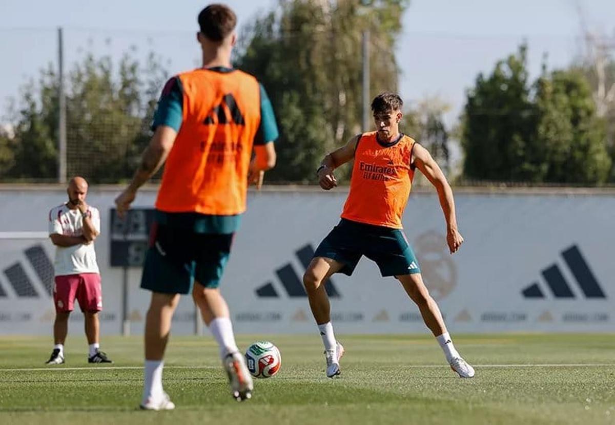 Carlos Espí, en el entrenamiento del Real Madrid en Valdebebas.