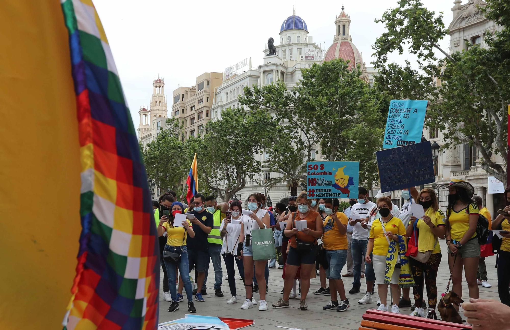 Diversos colectivos denuncian en València la "represión" de Colombia a las concentraciones por la paz