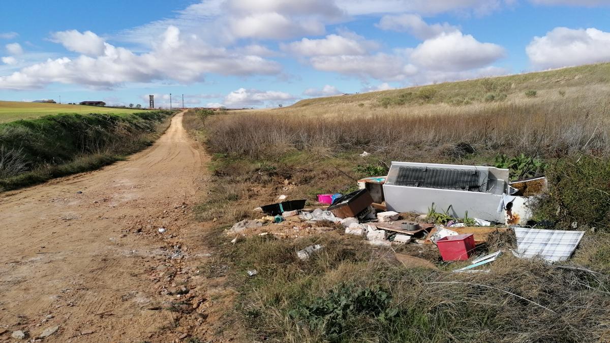 Residuos acumulados en uno de los caminos del pago de Valdeví de Toro