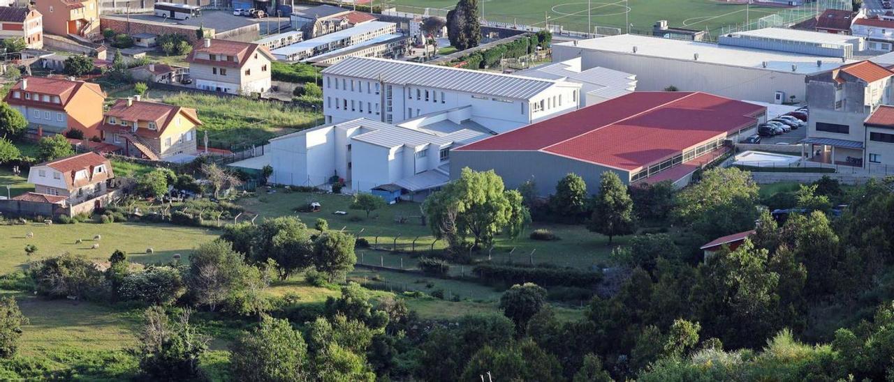 En primer plano, los terrenos de la parte de atrás del colegio Cova  Terreña en los que está prevista la urbanización.