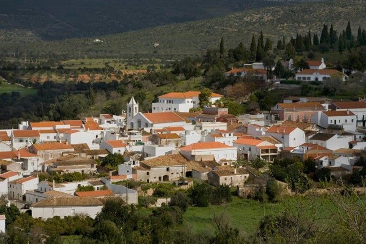 Vista de Paderne con la Iglesia de Nossa Senhora da Esperança