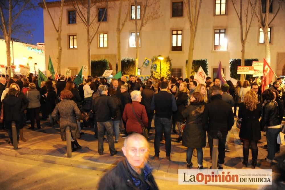 Varios centenares de manifestantes rechazan el concierto de Bachillerato y FP