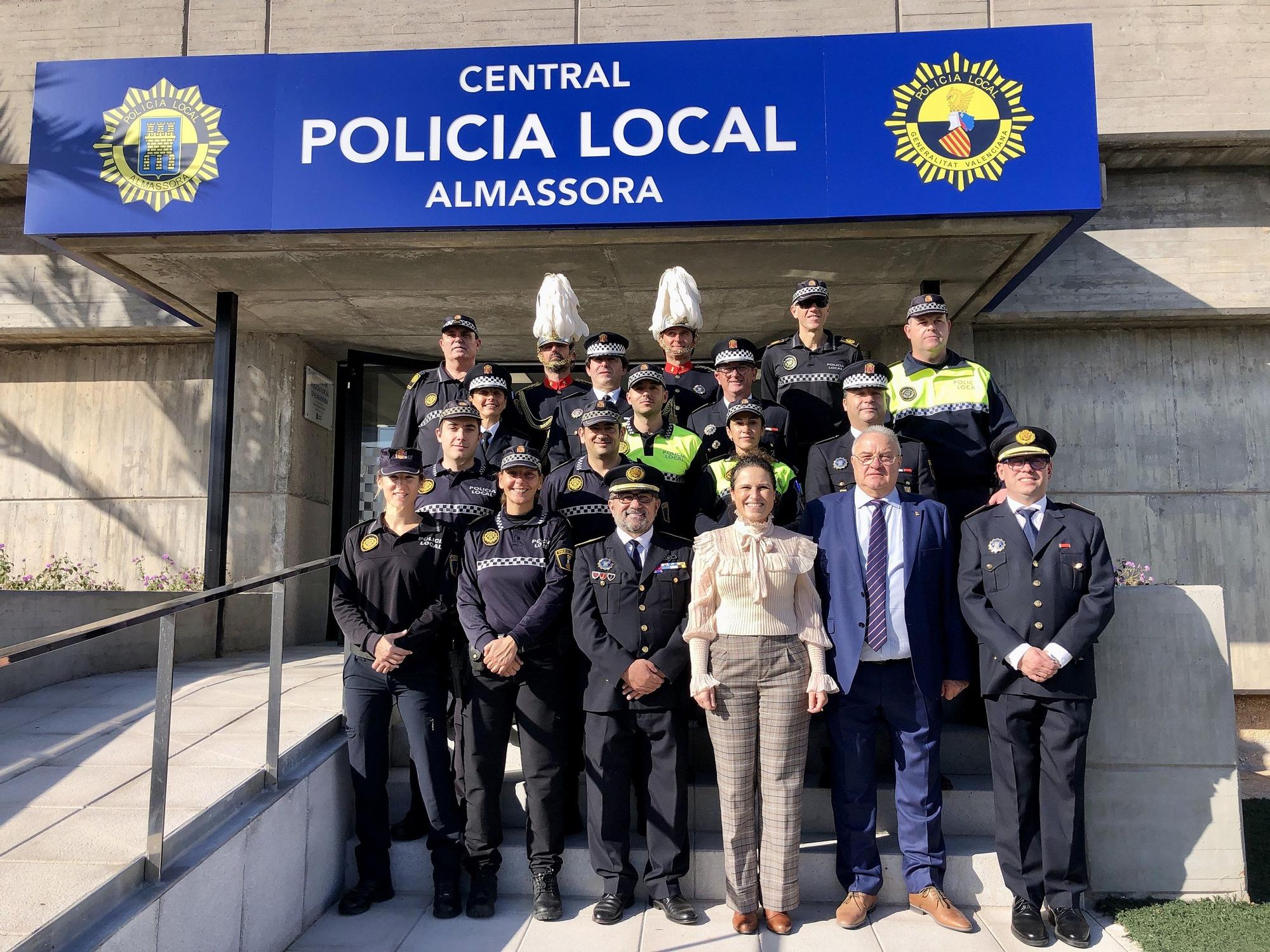 Foto de familia de la plantilla de la Policía Local de Almassora, encabezados por el comisario Roberto Verdoy, junto al concejal del área, Javier Martí, y la alcaldesa, Merche Galí.