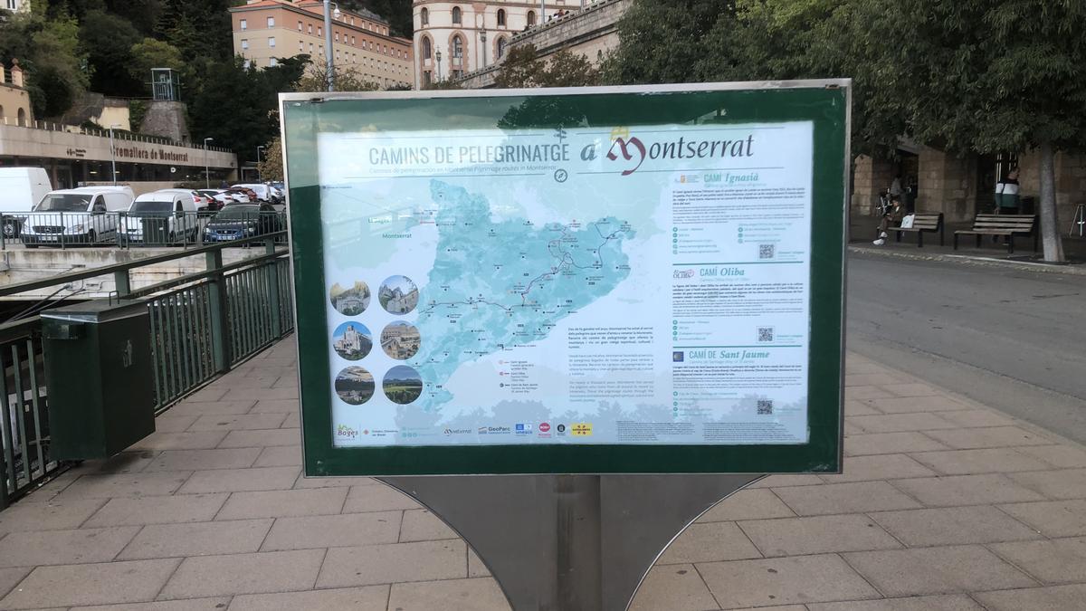 Panell informatiu instal·lat al passeig d'entrada a Montserrat