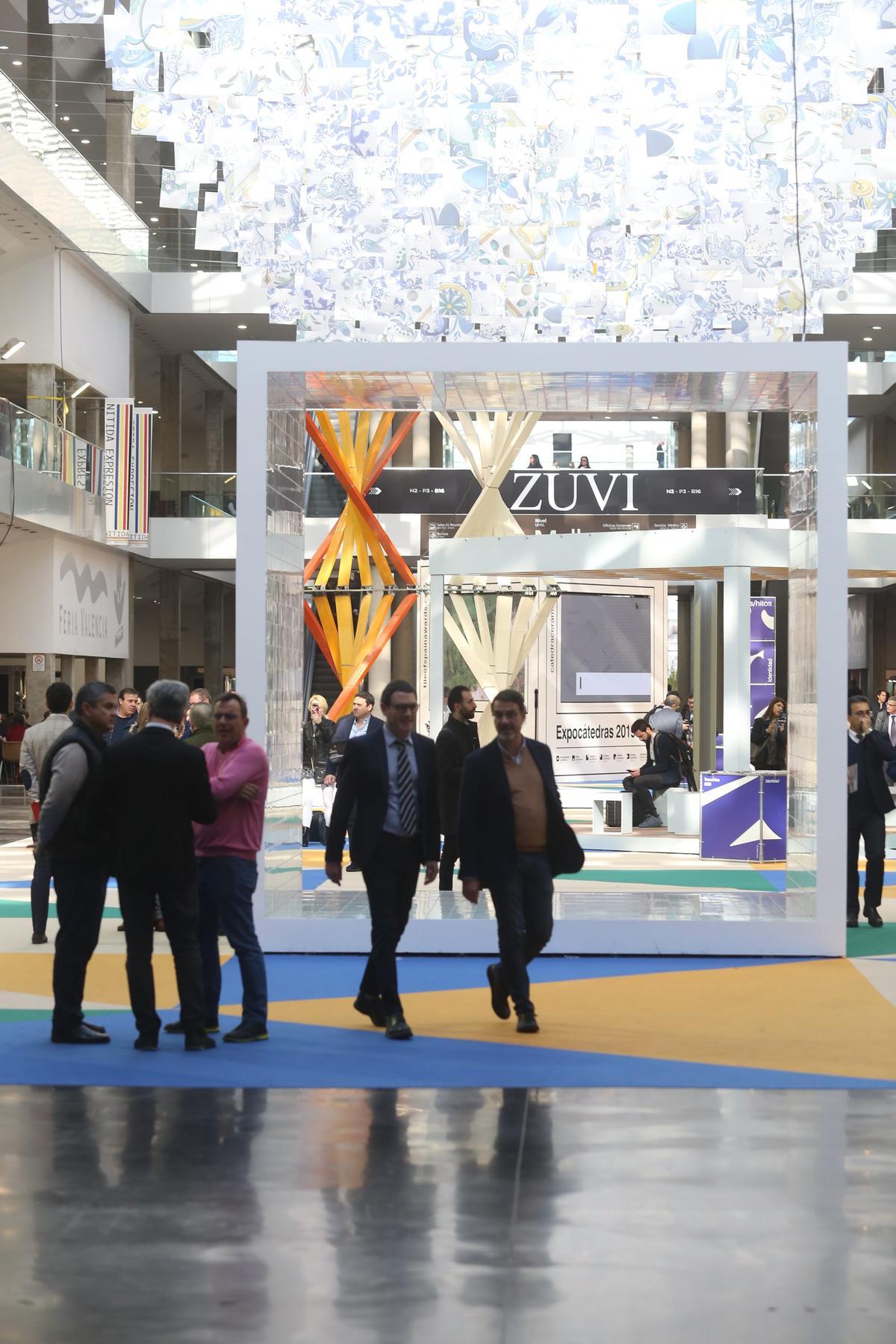 Ambiente de una de las zonas centrales de Feria Valencia, que acoge Cevisama.