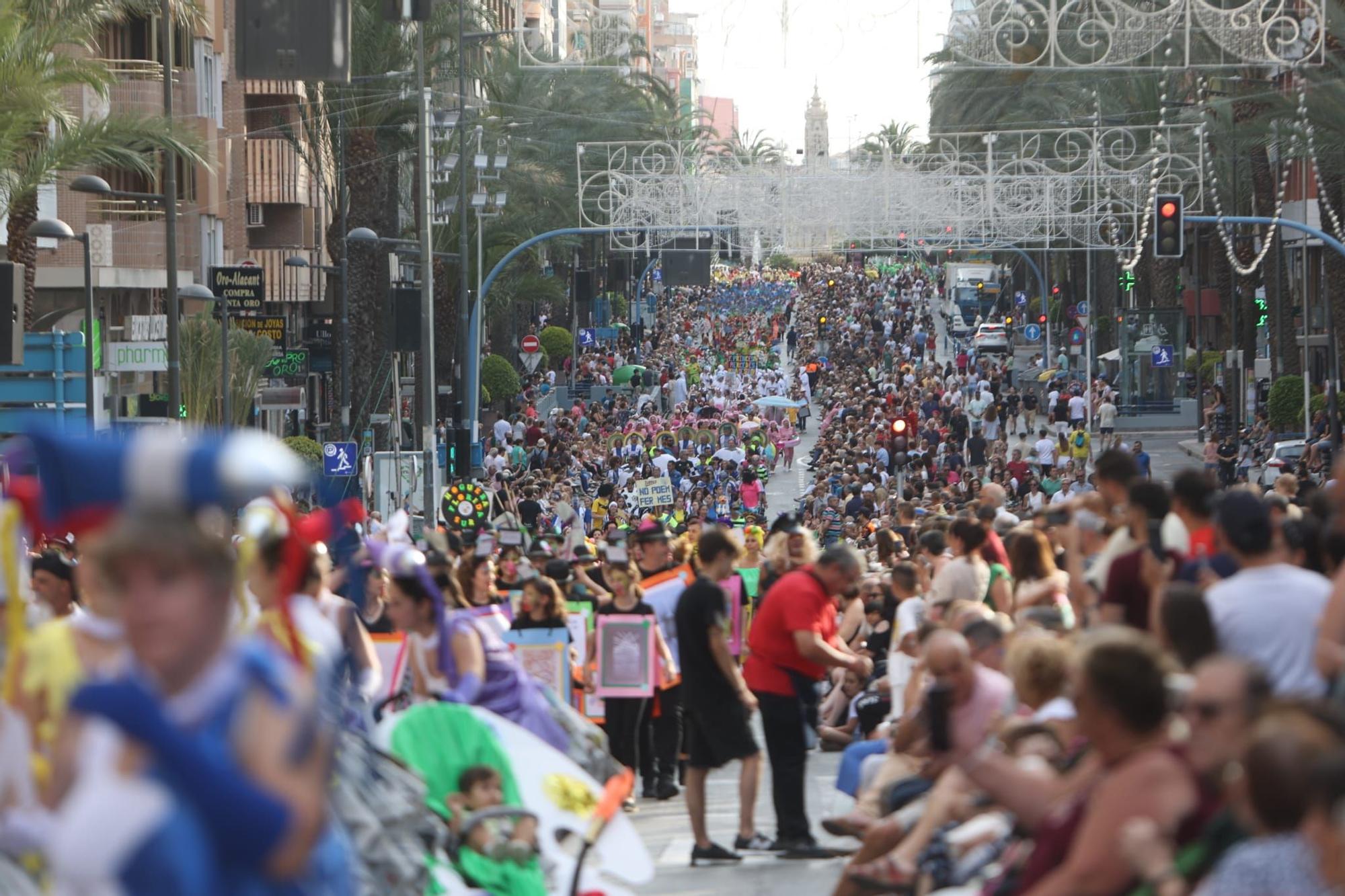 Las 89 hogueras y 20 barracas inundan las calles de Alicante con el tradicional desfile del Ninot